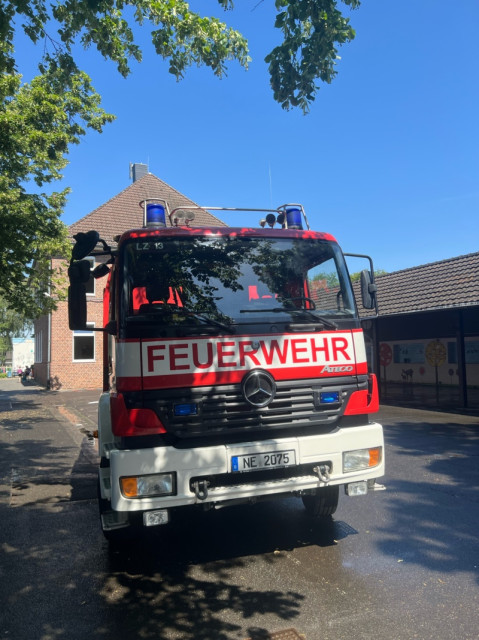 Feuerwehr sorgt auf dem Schulhof für Abkühlung (Photo 1)