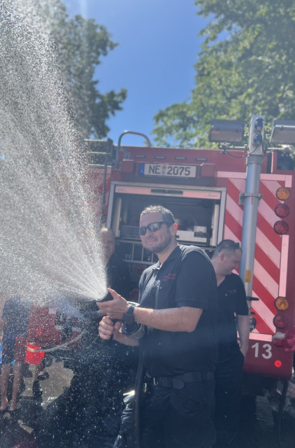 Feuerwehr sorgt auf dem Schulhof für Abkühlung