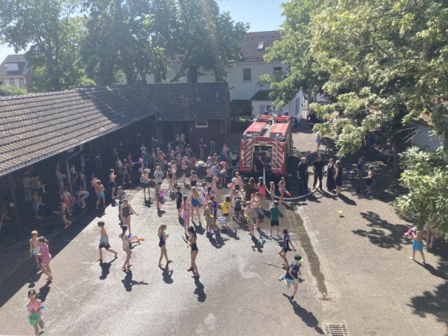 Feuerwehr sorgt auf dem Schulhof für Abkühlung (Photo 2)